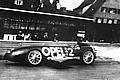 Bei 238 km/h lag die Spitzengeschwindigkeit, die Fritz von Opel am 23. Mai 1928 auf der Berliner AVUS erreichte. 24 Raketen mit 120 Kilogramm Sprengstoff befeuerten die Rekordfahrt.